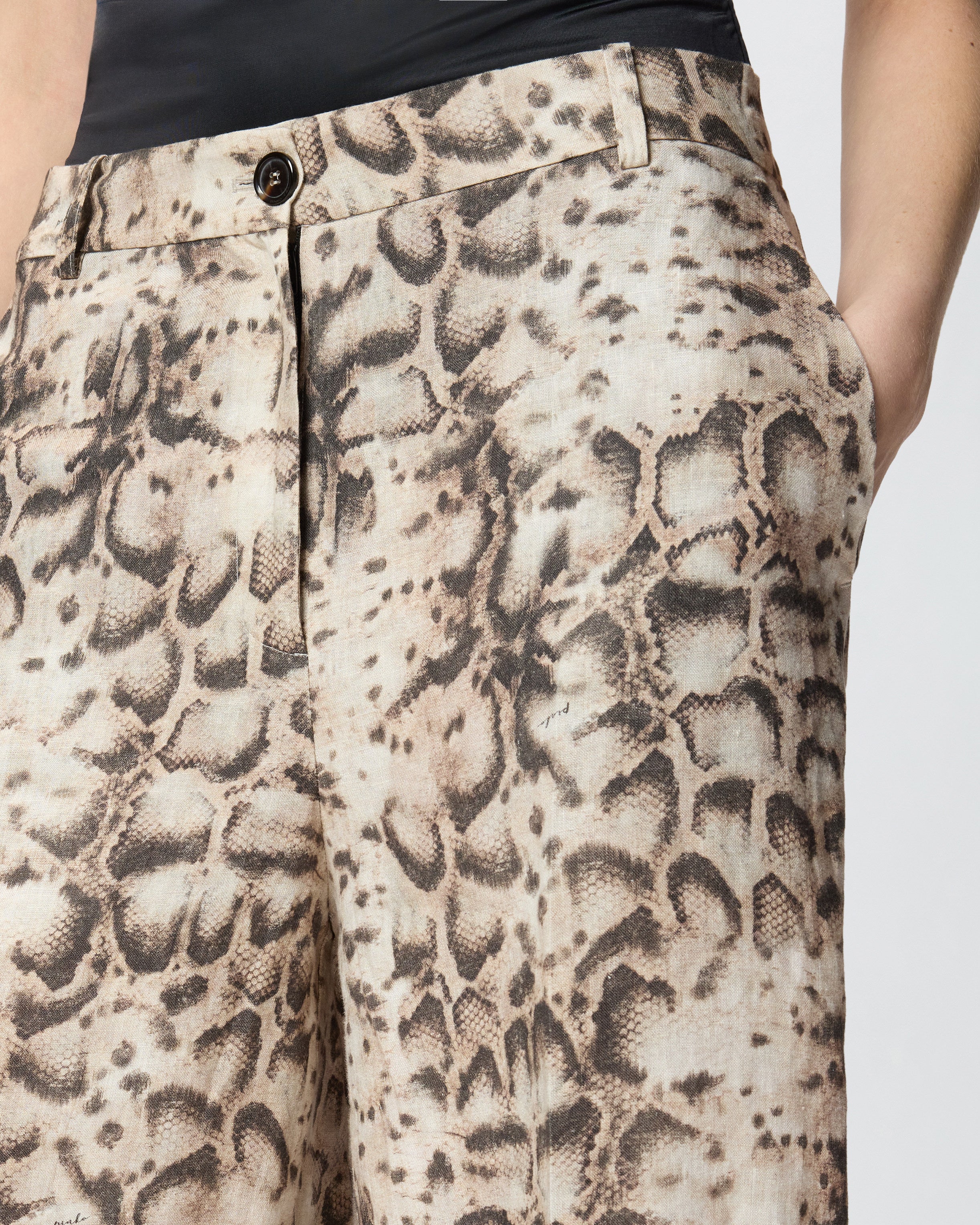 Bermuda shorts with snake print - Image 4