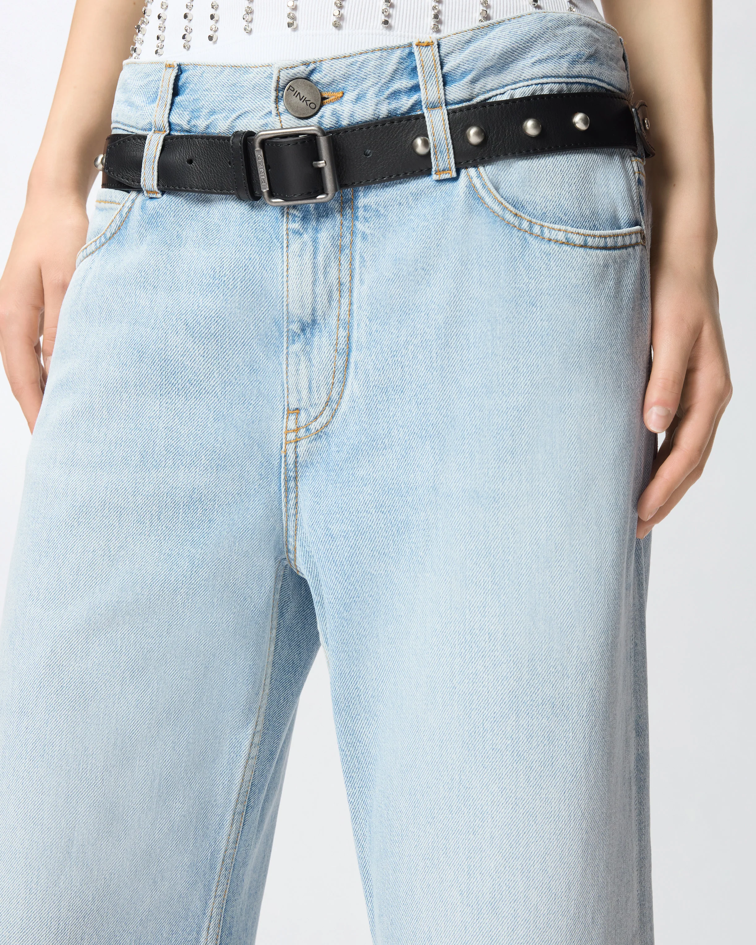Cropped jeans with leather belt - Image 4