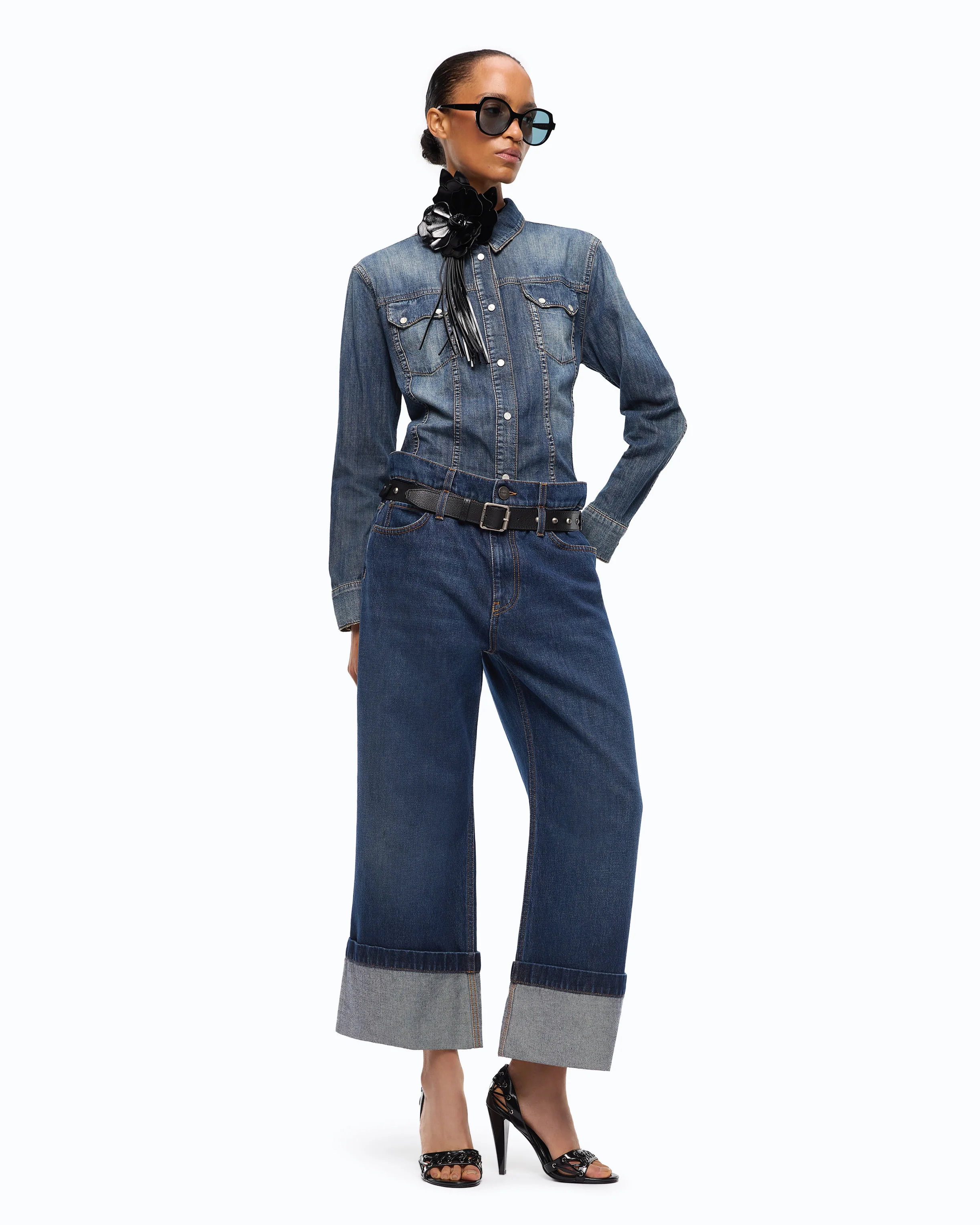 Cropped jeans with leather belt