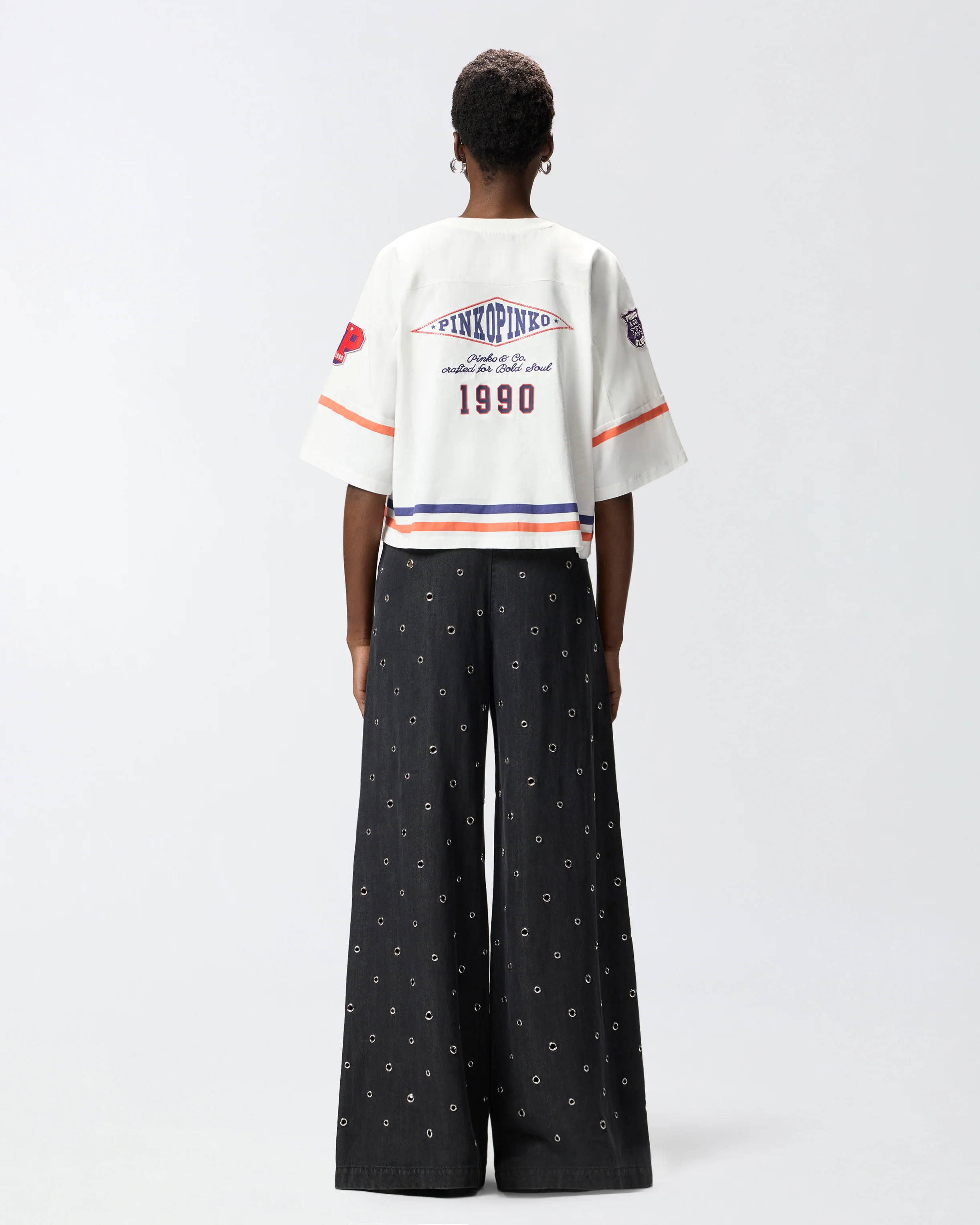 Cropped T-shirt with V-neck and branded patches - Image 3