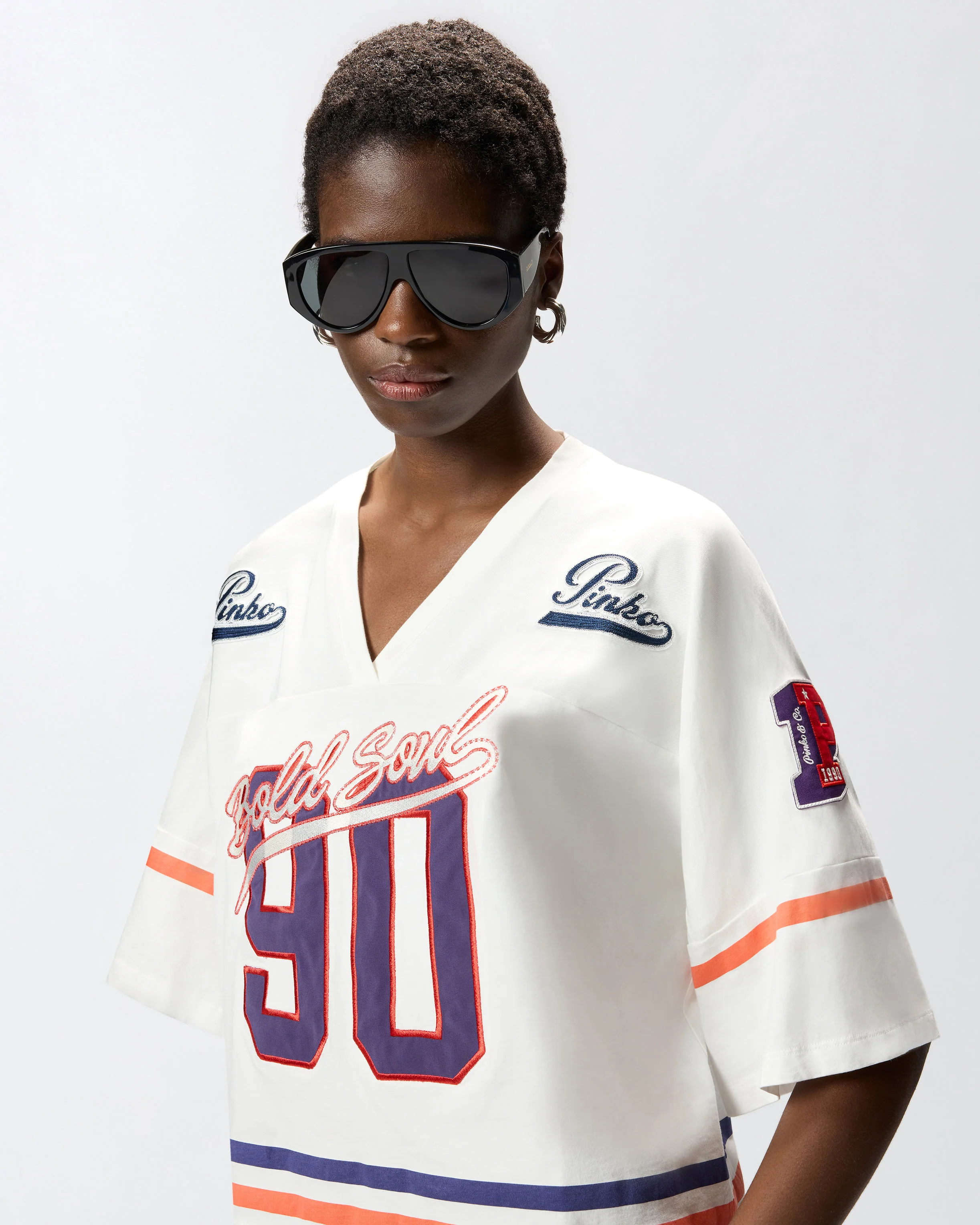 Cropped T-shirt with V-neck and branded patches - Image 4