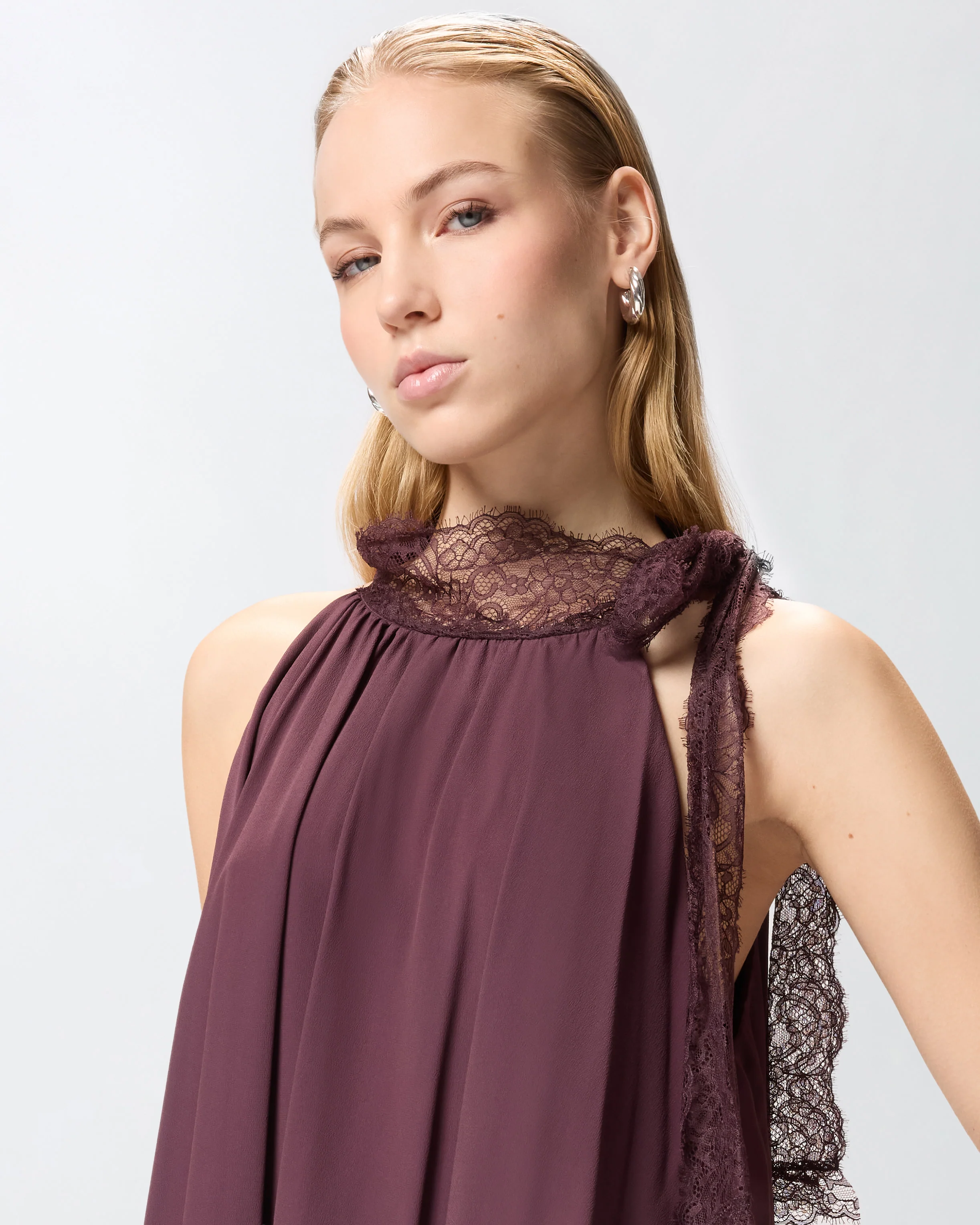 Dress in crêpe de Chine with lace inserts - Image 4