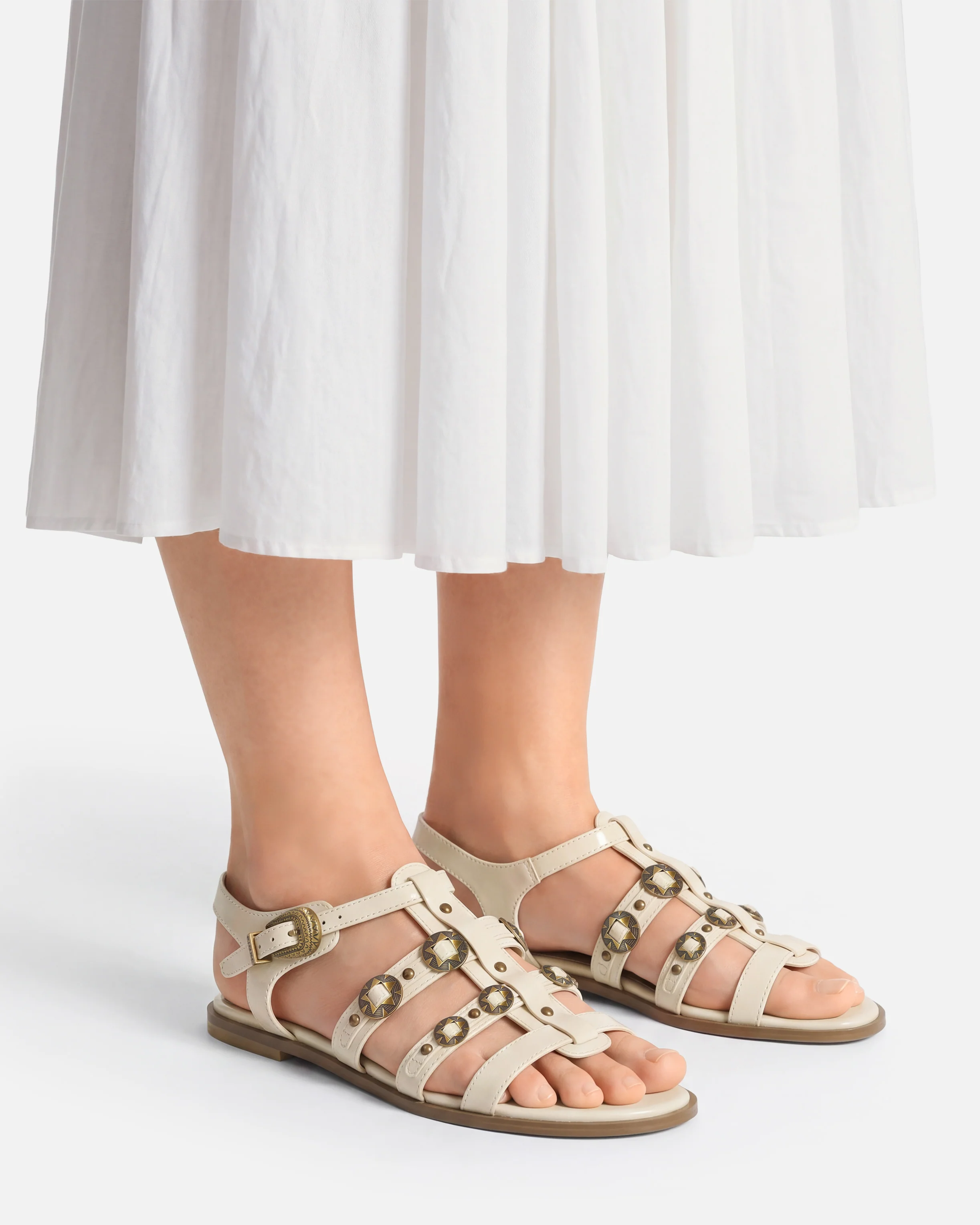 Flat sandals with straps and studs - Image 10