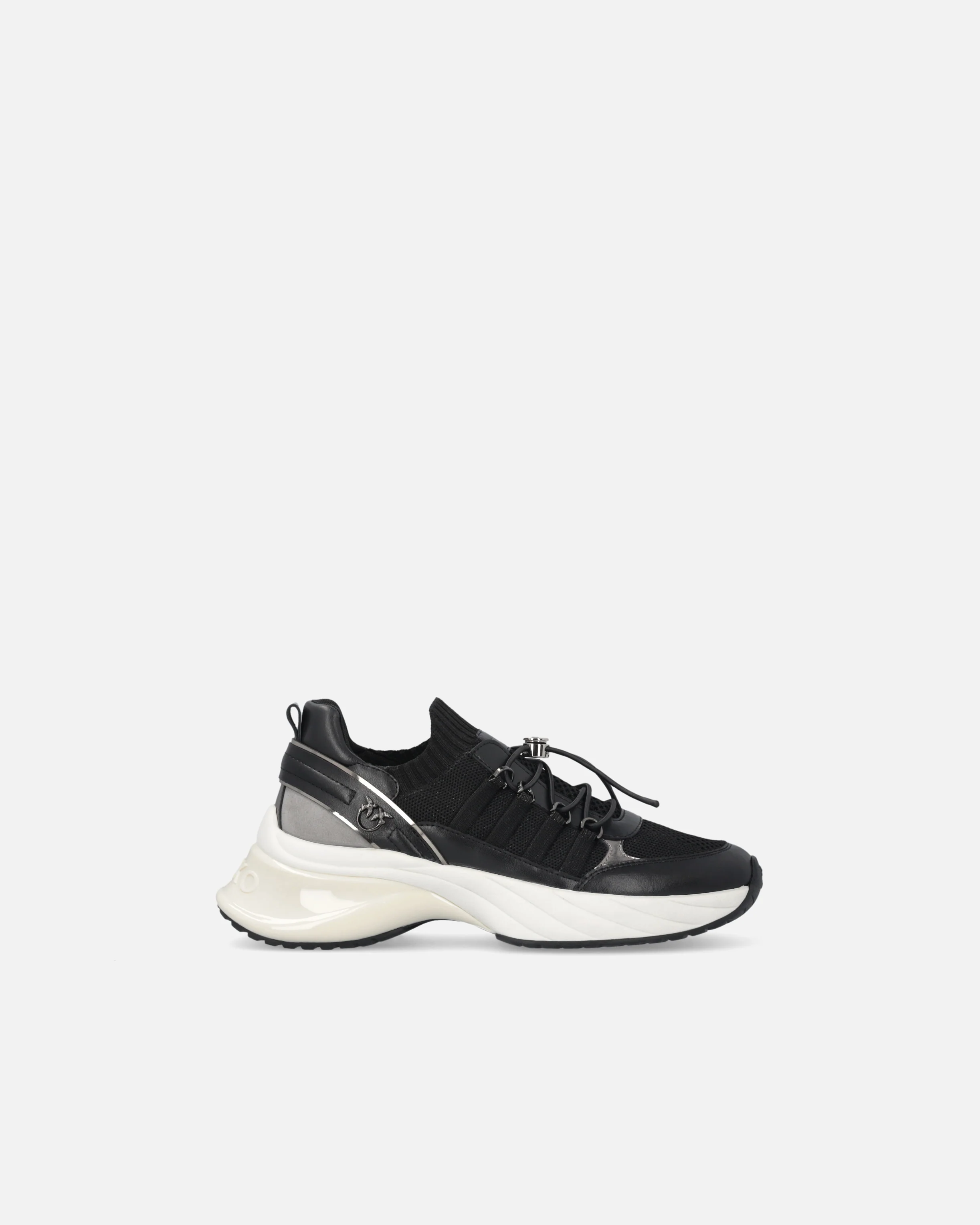Knitted sneakers with laces and cord lock
