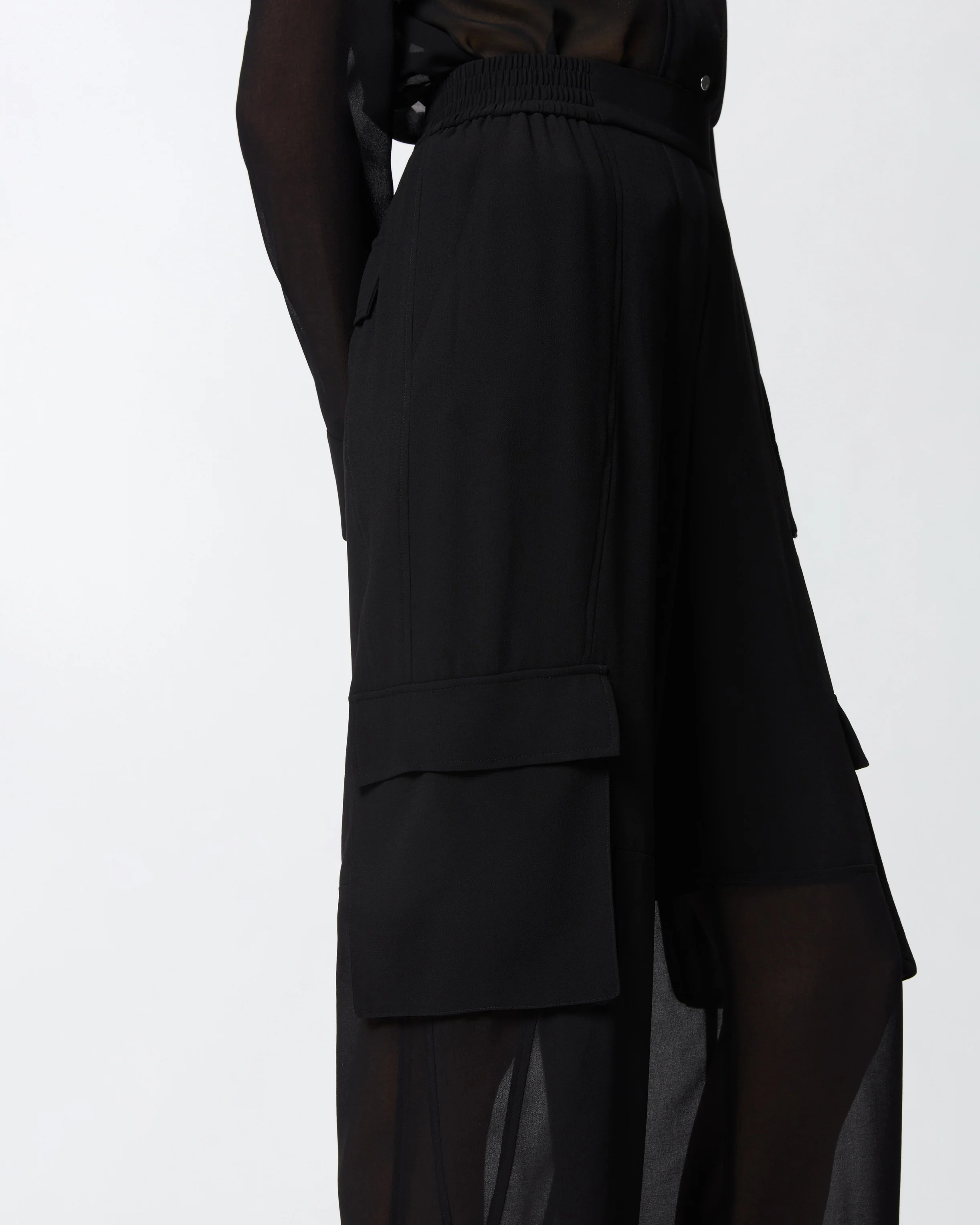 Lightweight trousers with cargo pockets - Image 4