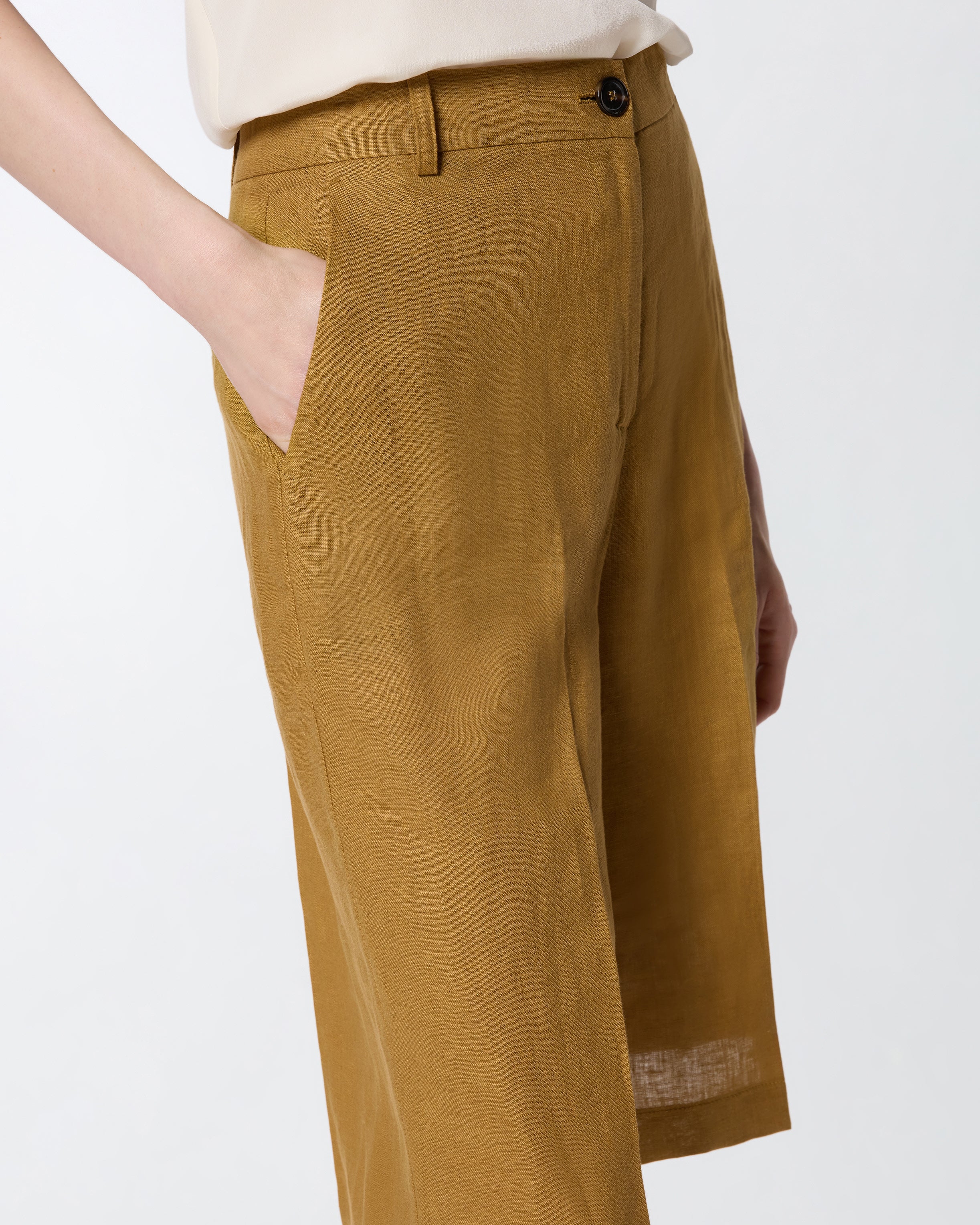 Linen Bermuda shorts with pressed pleat detail - Image 4