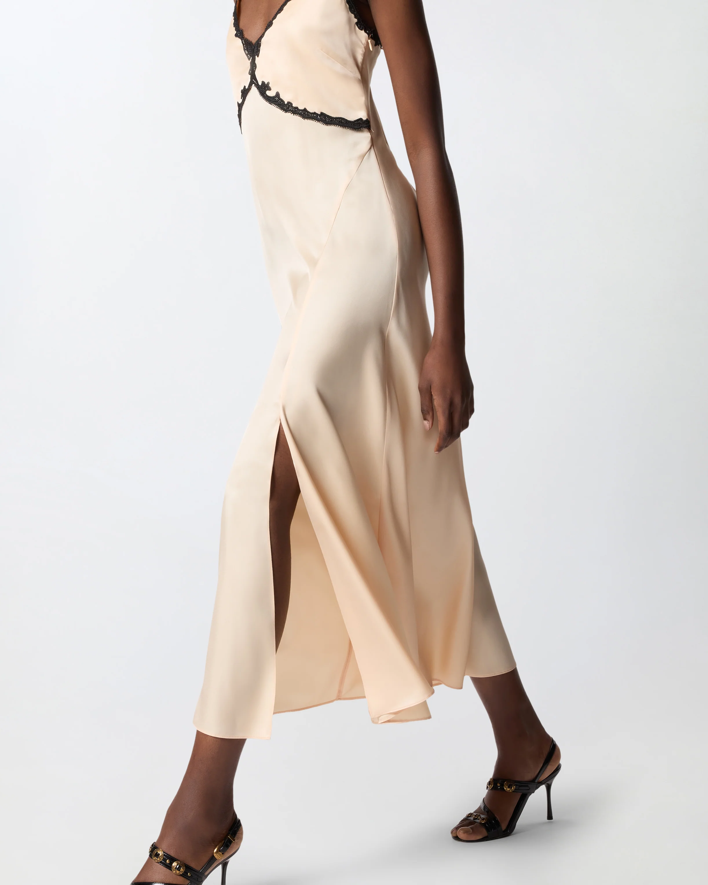 Long dress with lace inserts - Image 4