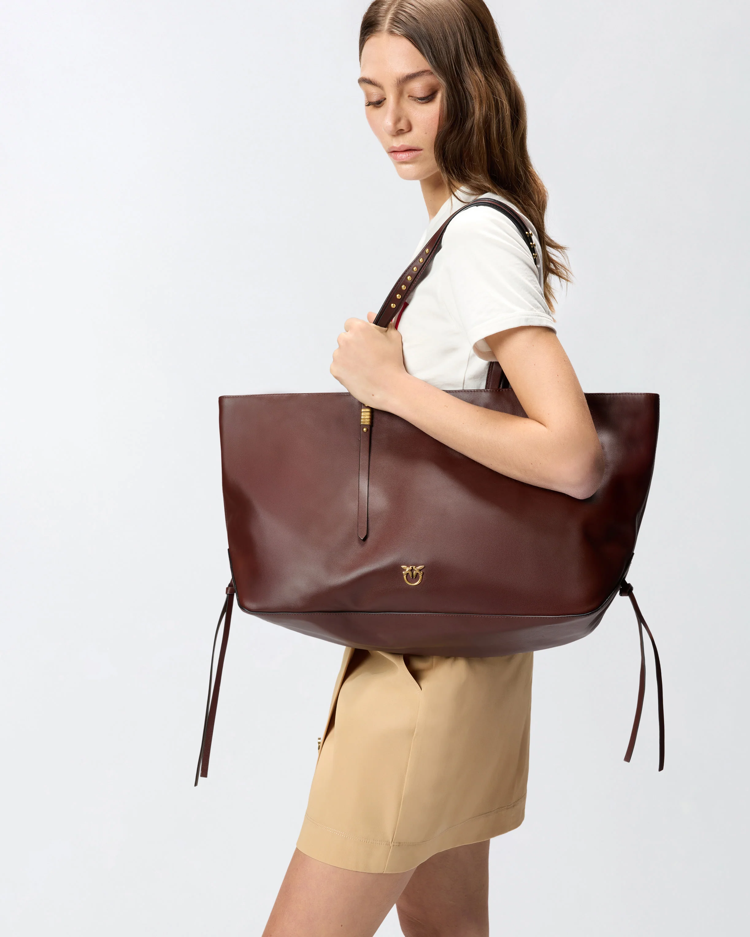 Medium leather shopper bag with metal details - Image 5