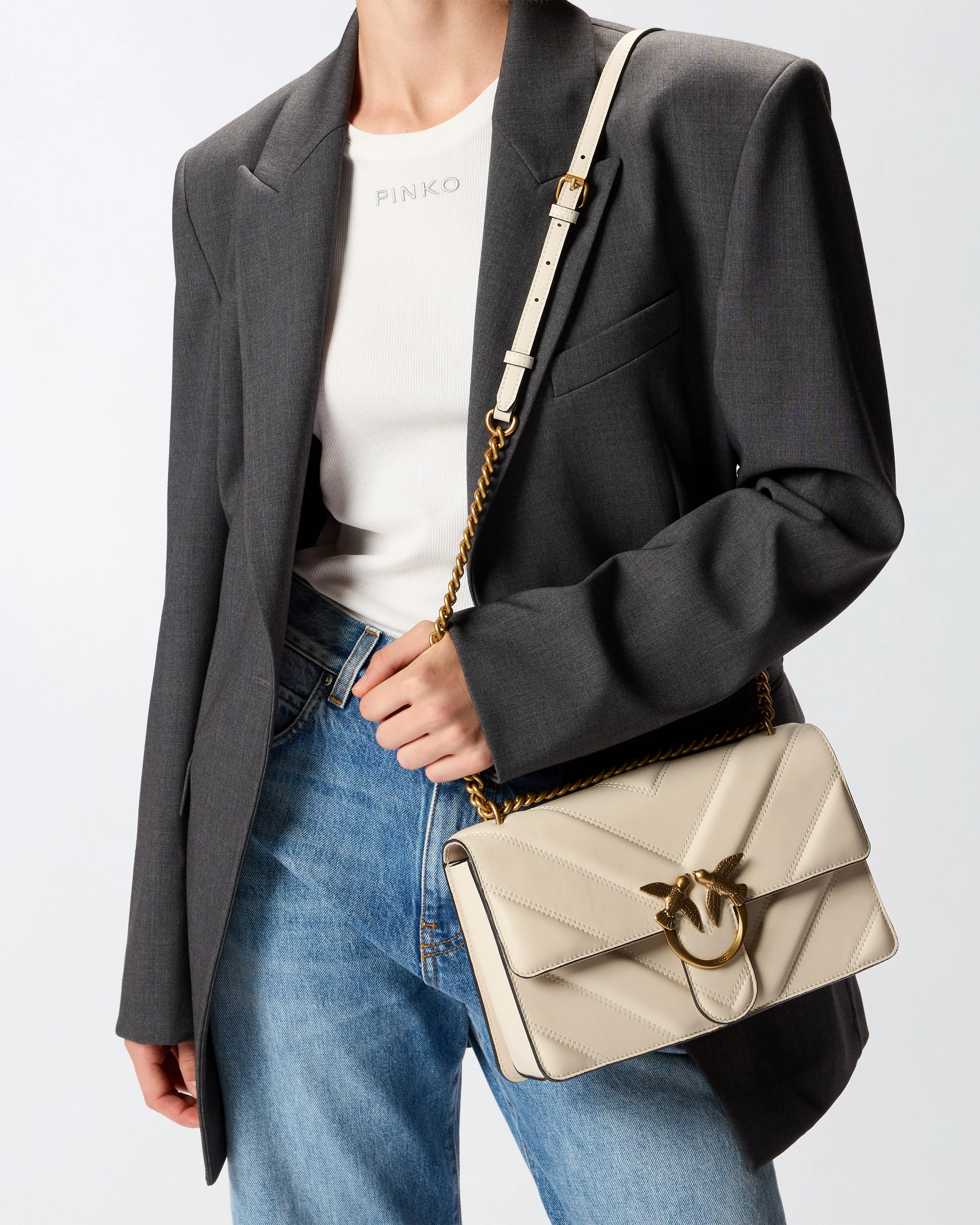 Medium Love Bag pebbled leather crossbody bag with V-shaped pattern and logo - Image 5