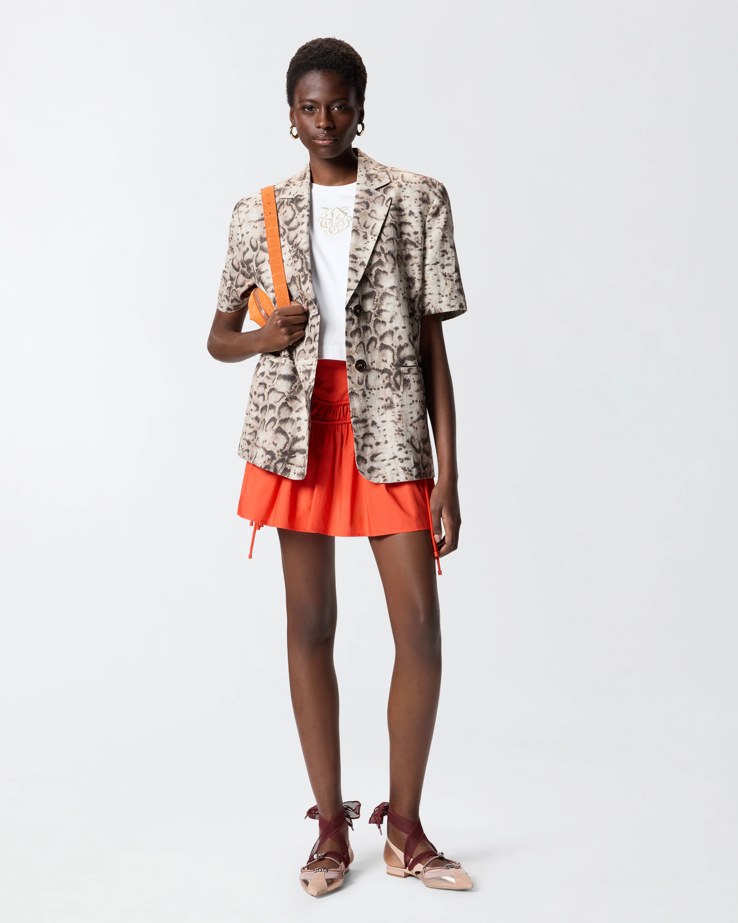 Short skirt with gathering and drawstring