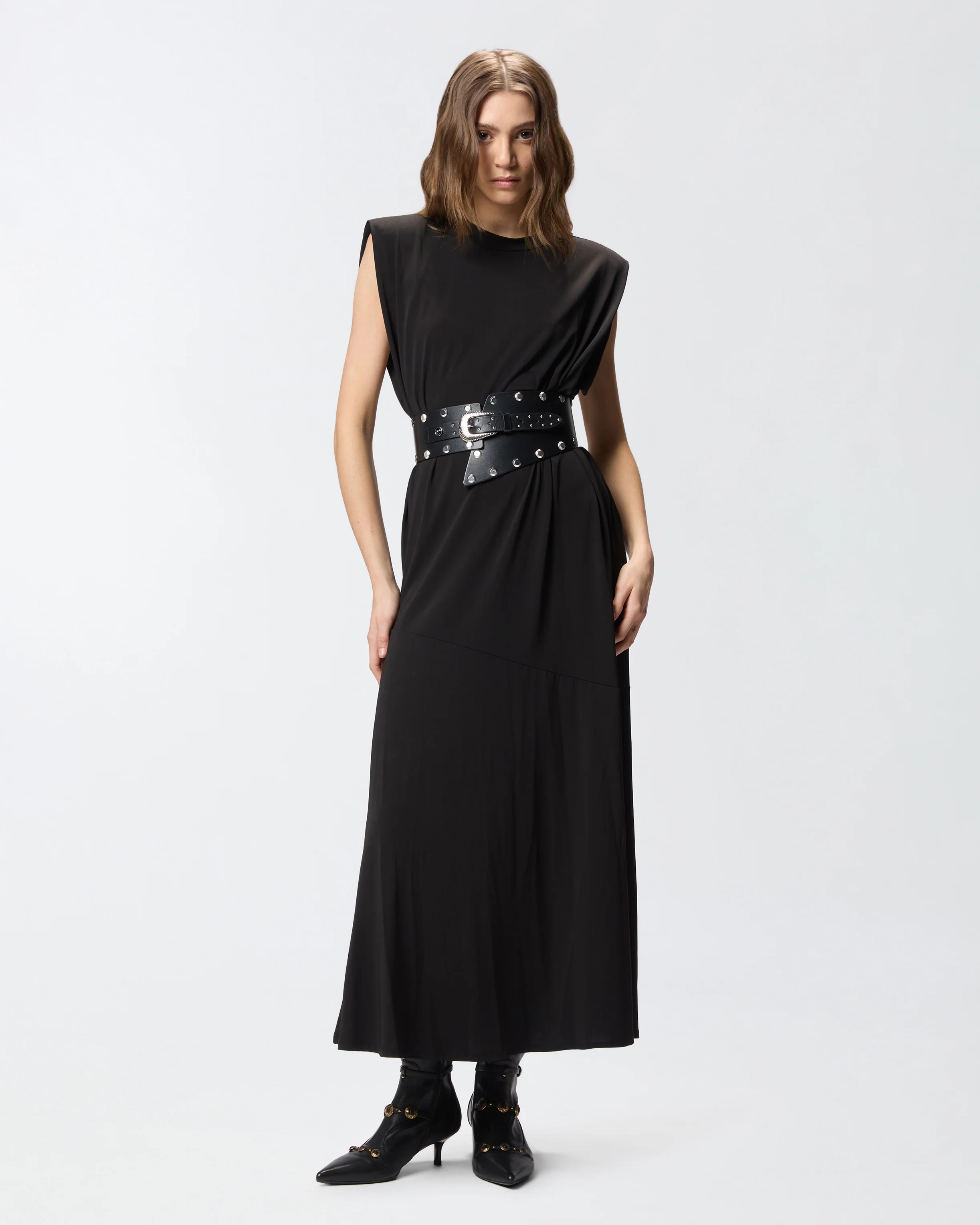 Sleeveless long dress with chain