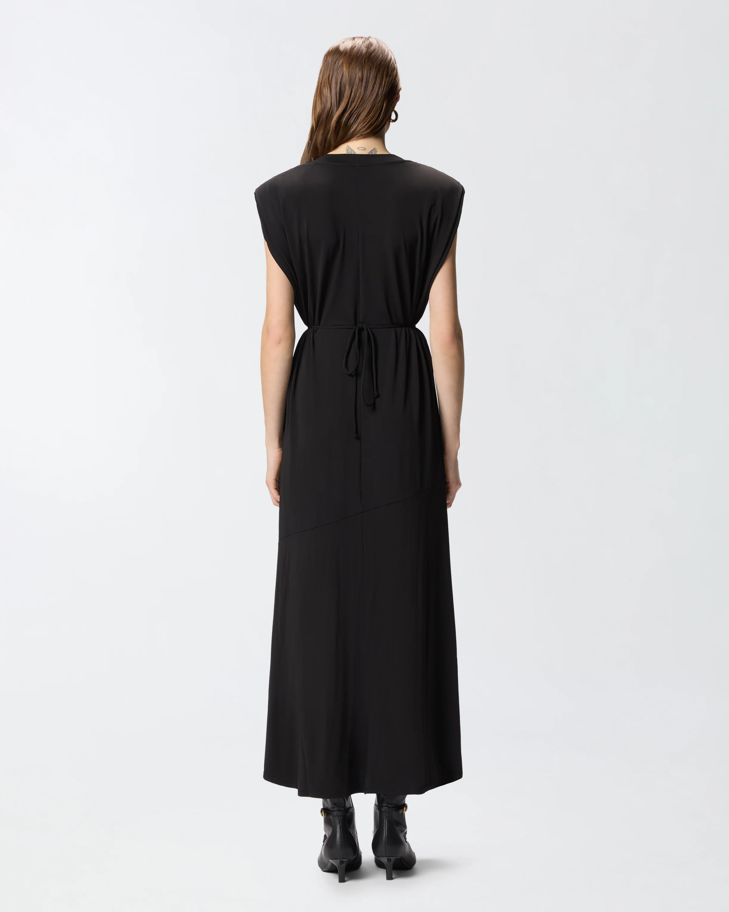 Sleeveless long dress with chain - Image 3