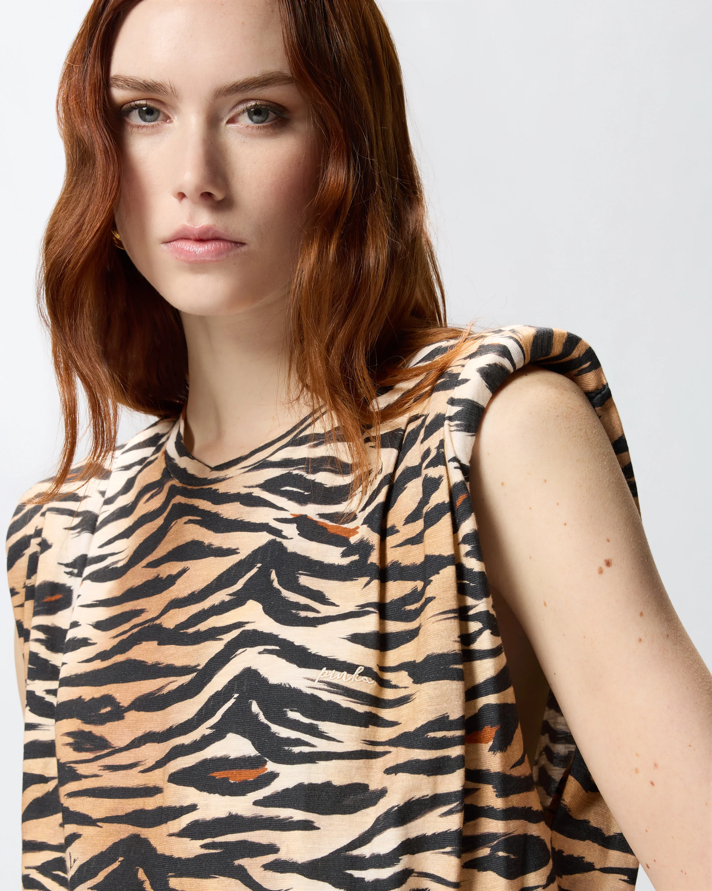 Sleeveless sweater with tiger print - Image 4