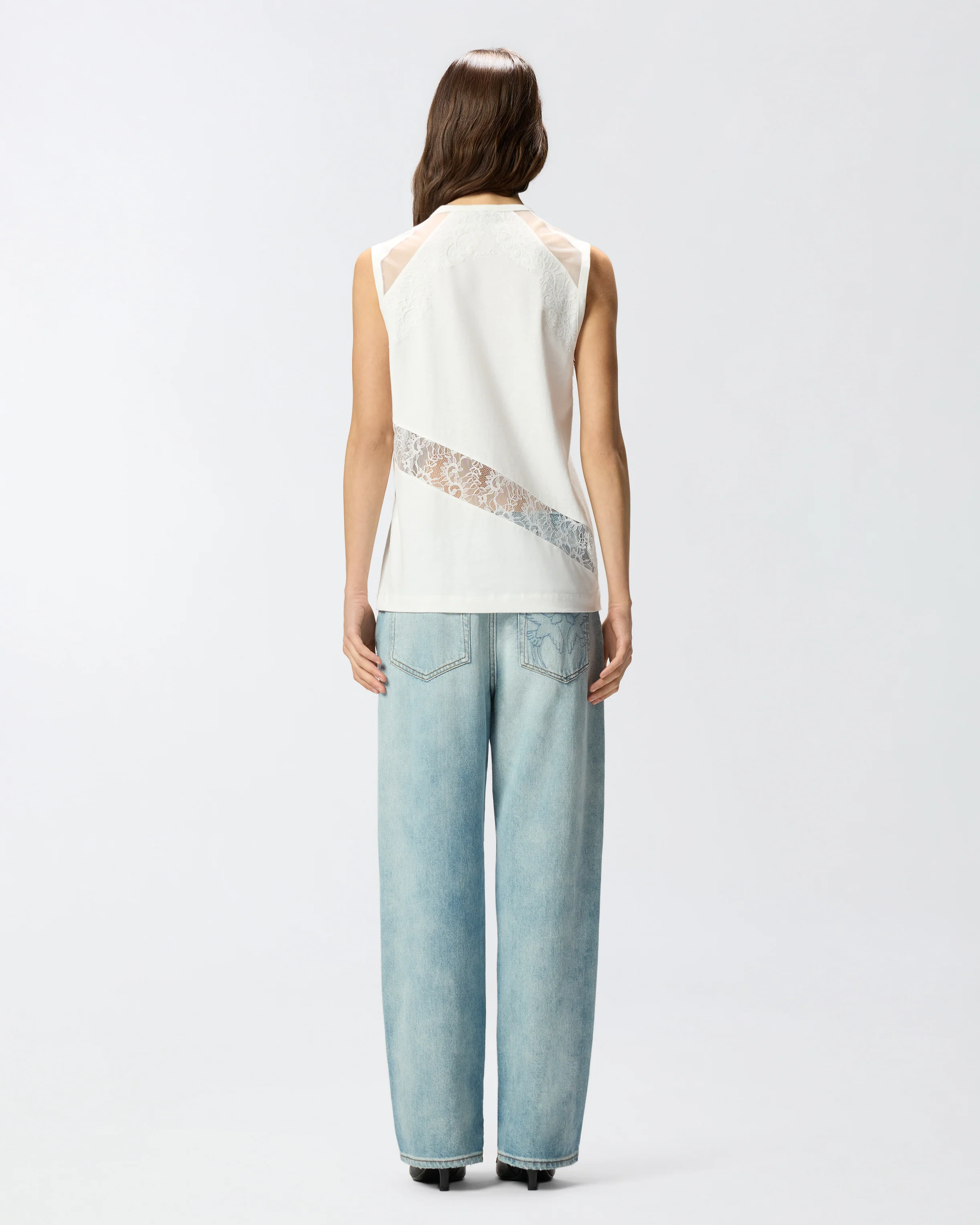 Sleeveless top with lace details - Image 3