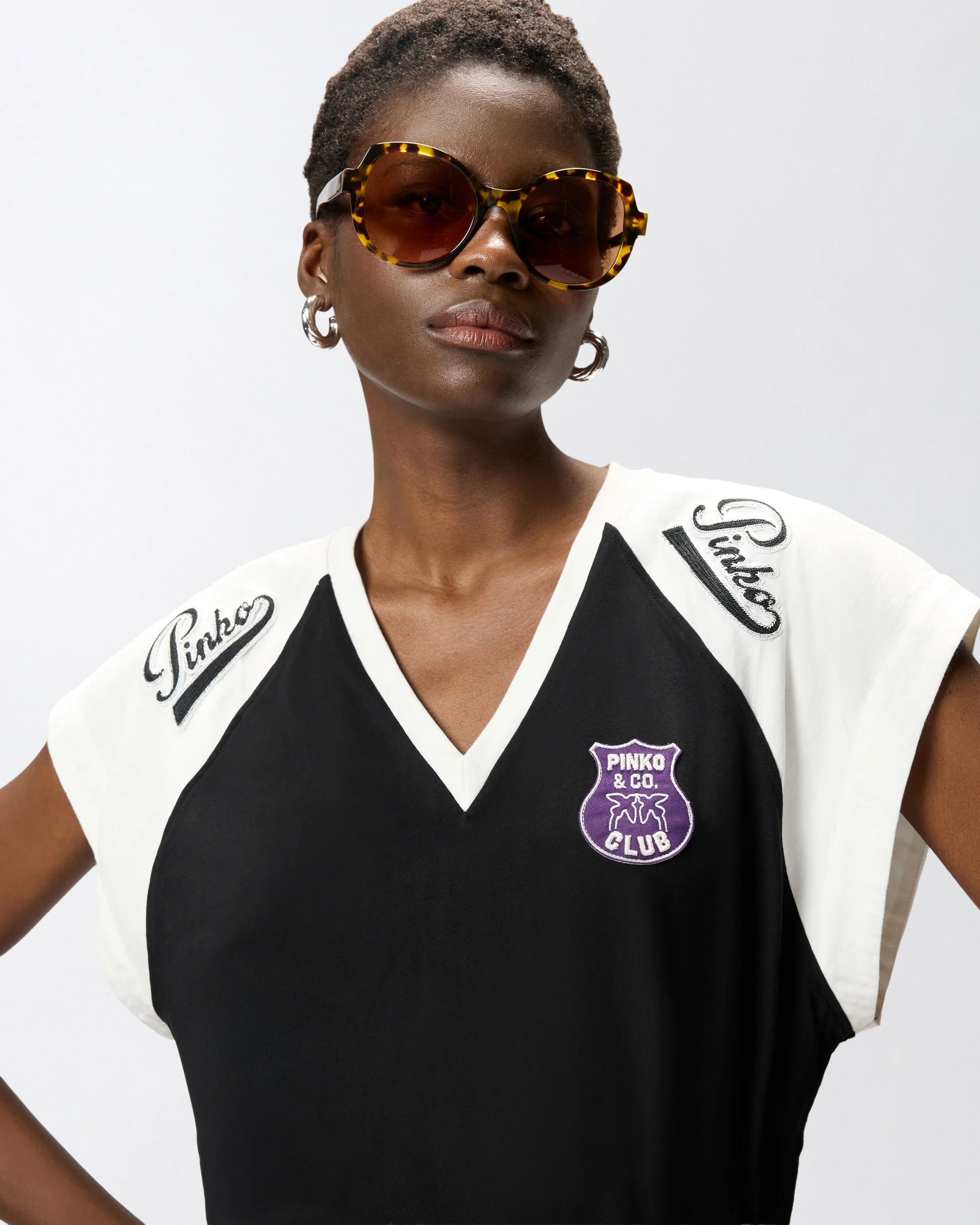T-shirt with V-neck and branded patches - Image 4