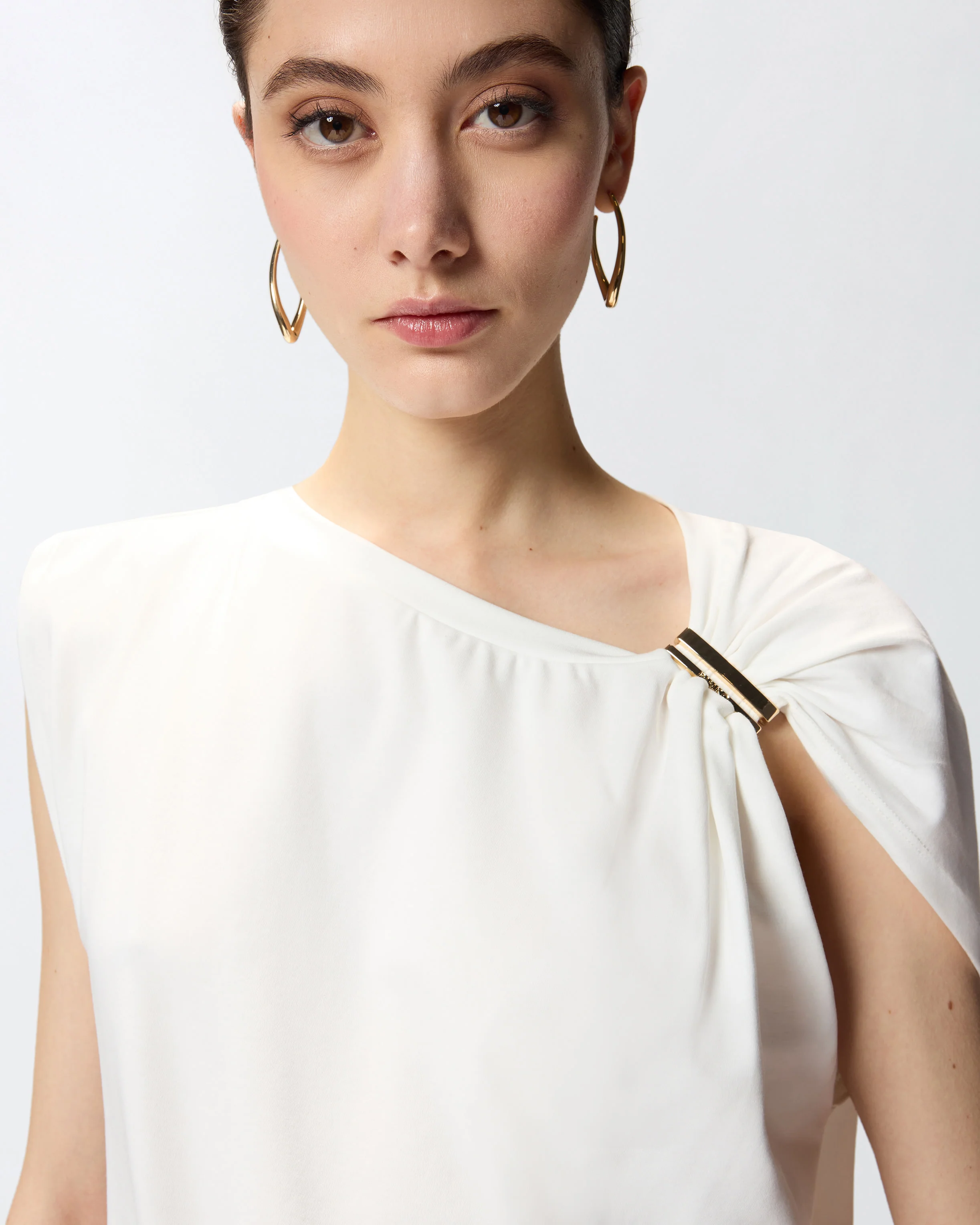 Top with golden detail - Image 4