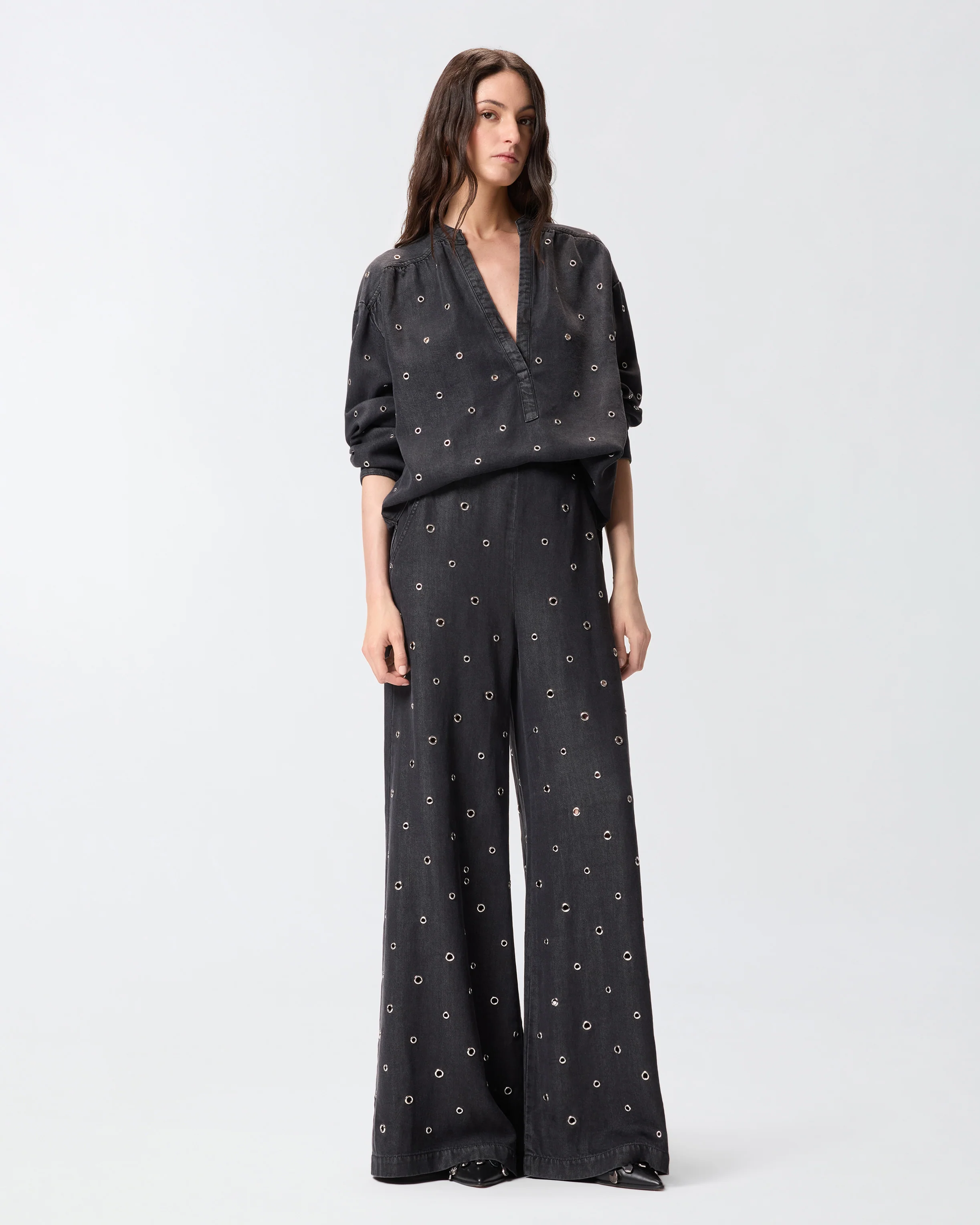 Wide-leg jeans in dark denim with eyelets